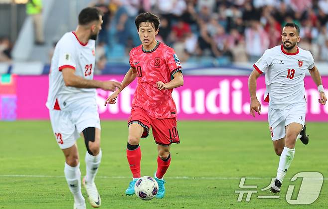 10일(현지시간) 요르단 암만 국제경기장에서 열린 2026 국제축구연맹(FIFA) 북중미 월드컵 아시아 3차 예선 B조 3차전 대한민국과 요르단의 경기, 대한민국 이재성이 공격을 시도하고 있다. 2024.10.10/뉴스1 ⓒ News1 김도우 기자