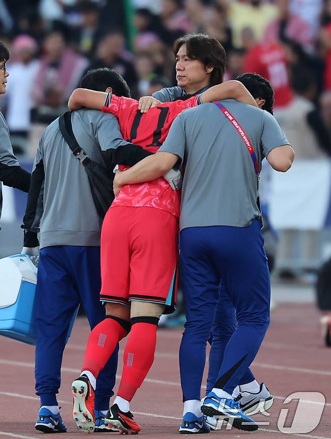 10일(현지시간) 요르단 암만 국제경기장에서 열린 2026 국제축구연맹(FIFA) 북중미 월드컵 아시아 3차 예선 B조 3차전 대한민국과 요르단의 경기, 대한민국 홍명보 감독이 부상으로 교체되는 황희찬을 다독이고 있다. 2024.10.10/뉴스1 ⓒ News1 김도우 기자