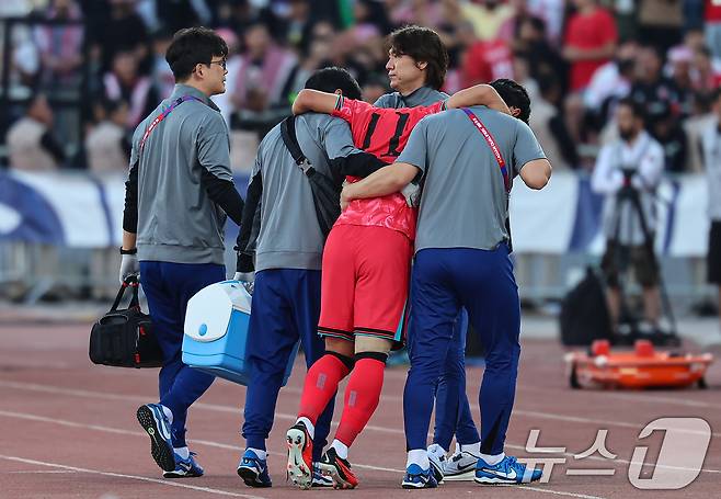 10일(현지시간) 요르단 암만 국제경기장에서 열린 2026 국제축구연맹(FIFA) 북중미 월드컵 아시아 3차 예선 B조 3차전 대한민국과 요르단의 경기, 대한민국 홍명보 감독이 부상으로 교체되는 황희찬을 다독이고 있다. 2024.10.10/뉴스1 ⓒ News1 김도우 기자