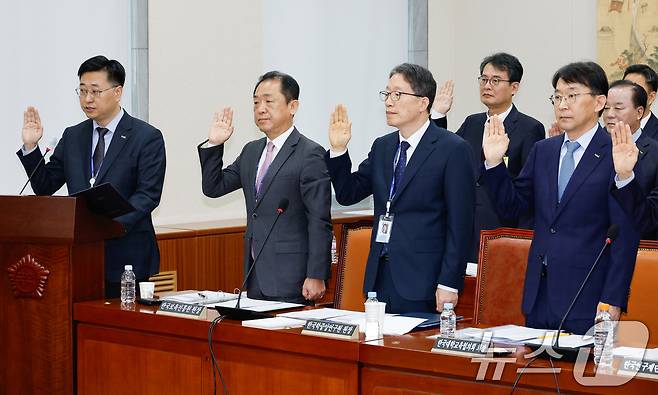 정제영 한국교육학술정보원 원장(앞줄 왼쪽부터), 나성웅 한국보육진흥원 원장, 김낙년 한국학중앙연구원 원장, 박상규 한국대학교육협의회 회장이 11일 오전 서울 여의도 국회 교육위원회에서 열린 한국교육학술정보원·한국고전번역원 등 국정감사에서 선서를 하고 있다. 2024.10.11/뉴스1 ⓒ News1 안은나 기자