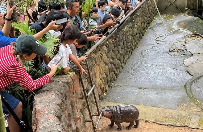 무뎅 관람객들이 문전성시를 이루고 있다. - 페북 갈무리