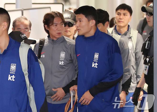 대한민국 축구대표팀 홍명보 감독과 김민재가 11일 오후 인천국제공항을 통해 귀국하고 있다.  2024.10.11/뉴스1 ⓒ News1 임세영 기자