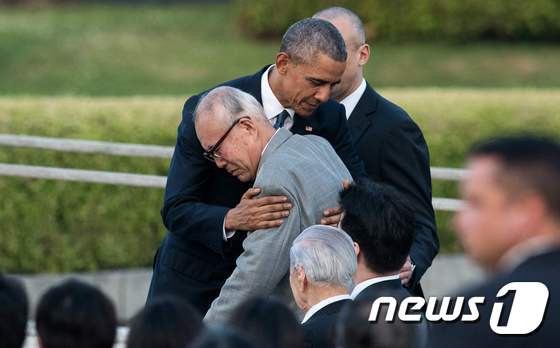 버락 오바마 전 미국 대통령(우측)이 오후 미국 대통령으로는 처음으로 피폭지 히로시마를 찾아 평화공원 내 희생자 위령비에 헌화한 뒤 원폭생존자를 포옹했다. ⓒ AFP=뉴스1 ⓒ News1 최종일 기자