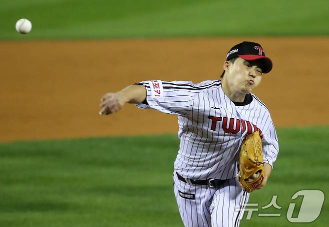 11일 오후 서울 송파구 잠실야구장에서 열린 프로야구 '2024 신한 SOL 뱅크 KBO 포스트시즌' 준플레이오프 5차전 KT 위즈와 LG 트윈스의 경기, 5회말 LG 선발투수 임찬규가 역투하고 있다. 2024.10.11/뉴스1 ⓒ News1 오대일 기자