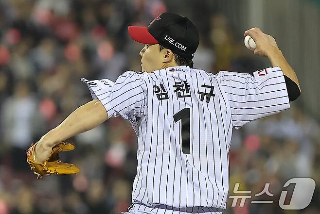 11일 오후 서울 송파구 잠실야구장에서 열린 프로야구 '2024 신한 SOL 뱅크 KBO 포스트시즌' 준플레이오프 5차전 kt 위즈와 LG 트윈스의 경기, LG 선발 임찬규가 6회초 힘차게 공을 던지고 있다. 2024.10.11/뉴스1 ⓒ News1 김진환 기자