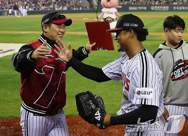 11일 오후 서울 송파구 잠실야구장에서 열린 프로야구 '2024 신한 SOL 뱅크 KBO 포스트시즌' 준플레이오프 5차전 kt 위즈와 LG 트윈스의 경기에서 4대1 승리를 거두며 PO에 진출에 성공한 LG 에르난데스가 김광삼 투수코치(왼쪽)와 포옹을 나누고 있다. 2024.10.11/뉴스1 ⓒ News1 김진환 기자