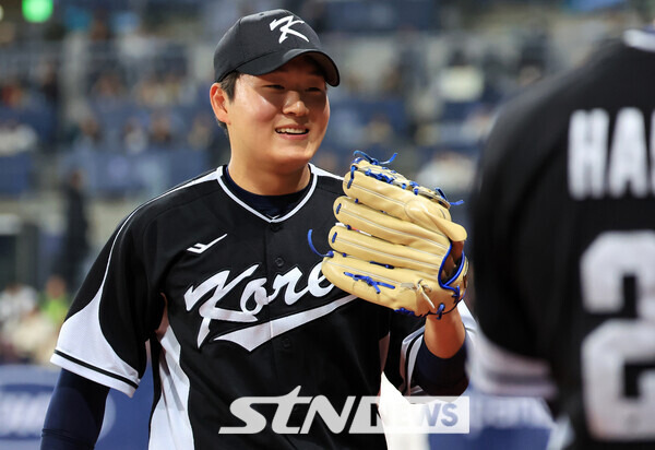 18일 오후 서울 구로구 고척스카이돔에서 미국프로야구(MLB) 공식 개막시리즈를 앞두고 열린 로스앤젤레스 다저스(LA)와 팀코리아의 경기, 6회말 무사 주자 없는 상황 팀코리아 김택연이 LA 다저스 테오스카 에르난데스와 제임스 아우트먼을 연속으로 삼진 처리한 뒤 환한 미소를 지으며 더그아웃으로 내려가고 있다. 사진┃뉴시스/공동취재단