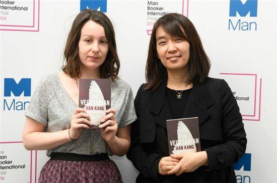 소설 '채식주의자'를 번역한 데버러 스미스(왼쪽)와 저자 한강(오른쪽). [사진=아시아경제DB]
