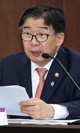 국민권익위원회가 주관하는 2024 권익위원회 전국협의회가 21일 서울 은행회관에서 열렸다. 유철환 국민권익위원회 위원장이 인사말을 하고 있다. 사진=허영한 기자 younghan@