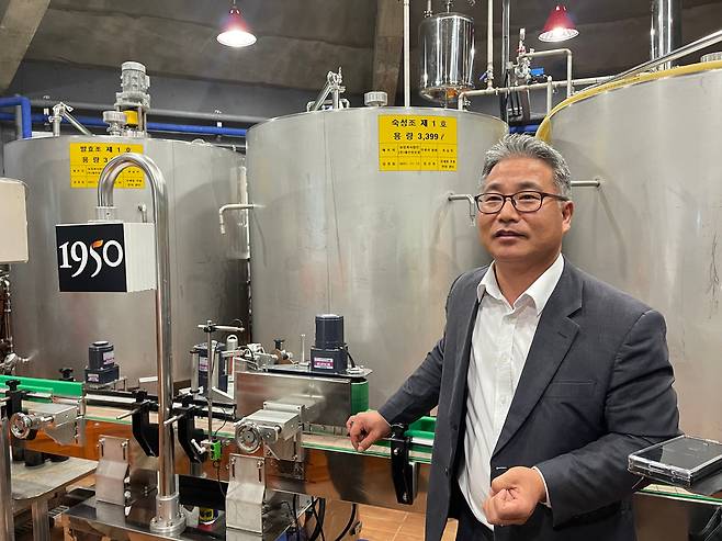 박종명 대표가 감귤 와인 생산 과정을 설명하고 있다. /제주=장우정 기자