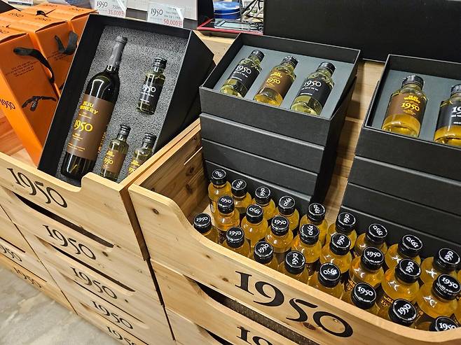 제주 감귤·천혜향 와인 1950이 전시돼 있다. /제주=장우정 기자