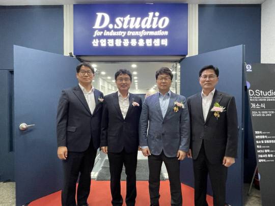 지난 8일 열린 동서기공의 산업전환 공동훈련센터 '디스튜디오' 개소식에서 디스튜디오 제막 후 관계자들이 기념촬영을 하고 있다. (왼쪽부터)황호 동서기공 연구본부장, 천윤수 한국산업인력공단 충남지사장, 김용식 천안고용복지플러스센터장, 방창섭 동서기공 대표.