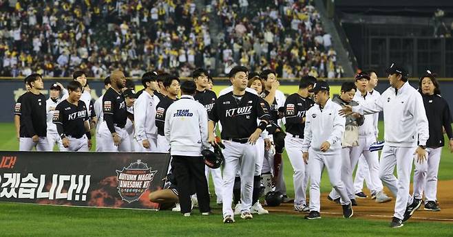 11일 서울 잠실야구장에서 열린 2024 KBO 포스트시즌 준플레이오프 5차전 kt 위즈와 LG 트윈스의 경기에서 4-1로 패한 kt가 아쉬워하고 있다. ⓒ 뉴시스