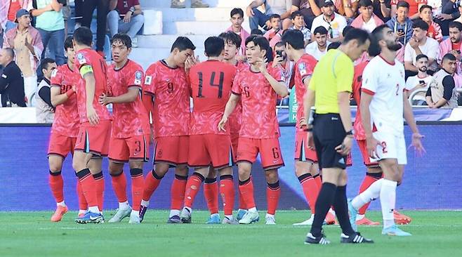 이재성이 11일(한국시각) 요르단 암만국제경기장에서 끝난 2026 북중미월드컵 아시아 3차 예선 B조 3차전 원정 경기에서 골을 넣은 뒤 동료들과 기뻐하고 있다. AFC 누리집 갈무리