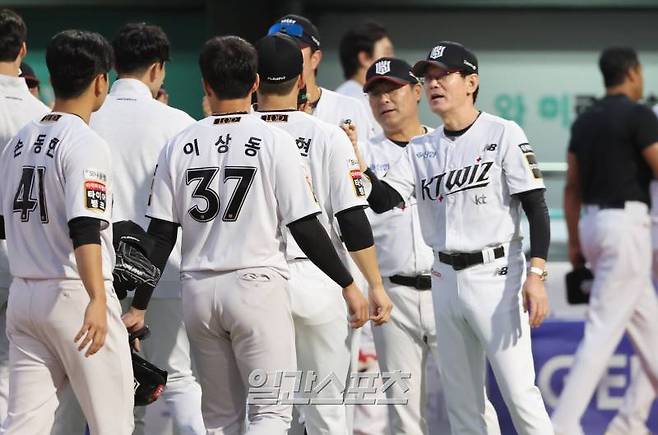 2024 프로야구 KBO 포스트시즌 kt위즈와 LG트윈스의 준플레이오프(준PO) 4차전 경기가 9일 오후 수원kt위즈파크에서 열려 연장 11회 심우준의 끝내기 안타로 KT가 6대 5 승리를 거뒀다. 경기 후 이강철 감독이 선수들을 맞이하고 있다. 수원=김민규 기자 mgkim1@edaily.co.kr /2024.10.09/