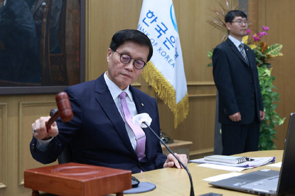 이창용 한국은행 총재가 11일 서울 중구 한국은행 본관에서 열린 금융통화위원회에서 의사봉을 두드리고 있다 [사진=한국은행]