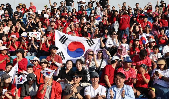 현장에서 한국축구대표팀을 응원하는 붉은악마와 교민들. 연합뉴스