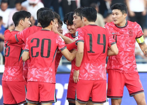 선제골 직후 기쁨을 나누는 축구대표팀 선수들. 연합뉴스