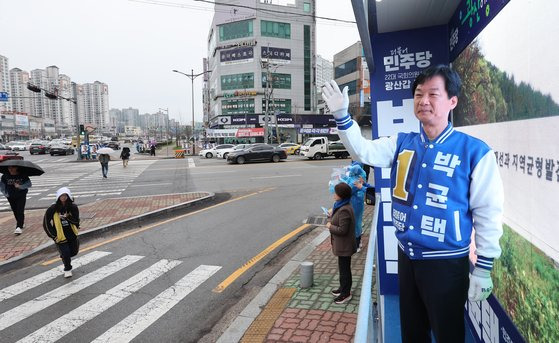 박균택 더불어민주당 의원은 자신의 공직선거법 위반 혐의는 벗었으나 선거사무소 회계책임자가 기소되며 당선 무효 가능성이 남아있다. 뉴스1