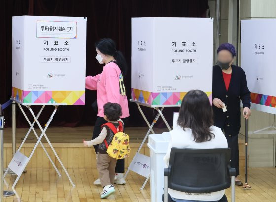 서울시교육감 보궐선거 사전투표 첫날인 11일 서울 서대문구 북아현동 주민센터에서 유권자들이 투표하고 있다. 연합뉴스