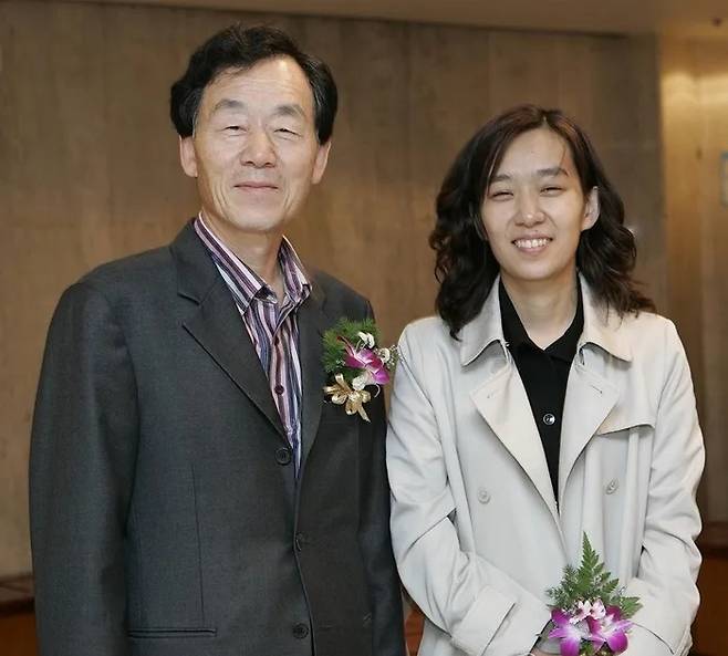 Han Seung-won (left) and his daughter, Han Kang, pose for a photo after she won the Yi Sang Literary Award in 2005. (Moonji Publishing)