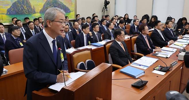 임종룡 우리금융그룹 회장이 10일 서울 여의도 국회 정무위원회에서 열린 금융위원회·한국산업은행·중소기업은행에 대한 국정감사에서 질의에 답변하고 있다. 2024.10.10 [한주형 기자]