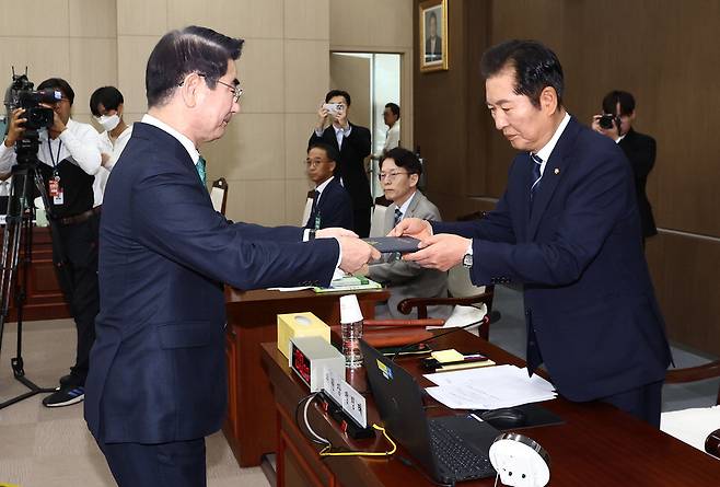 욕설 논란후 다시 국감 출석한 김용현
김용현 국방부 장관(왼쪽)이 10일 서울 국방부에서 열린 군사법원 국정감사에서 정청래 법제사법위원장에게 선서문을 제출하고 있다. 뉴스1