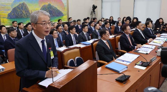 임종룡 우리금융그룹 회장이 지난 10일 서울 여의도 국회 정무위원회에서 열린 금융위원회·한국산업은행·중소기업은행에 대한 국정감사에서 질의에 답변하고 있다. (매경 DB)