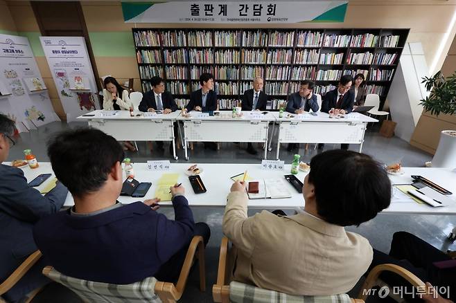 [서울=뉴시스] 박진희 기자 = 유인촌 문화체육관광부 장관이 26일 서울 마포구 한국출판문화산업진흥원 서울사무소에서 신동해 웅진씽크빅 본부장, 김태헌 한빛미디어 대표, 김선식 대산북스 대표, 이광호 문학과 지성사 대표, 조윤성 시공사 대표, 김윤경 김영사 편집이사 등 주요 출판사 대표들과 간담회를 하고 있다. 2024.04.26. pak7130@newsis.com /사진=박진희