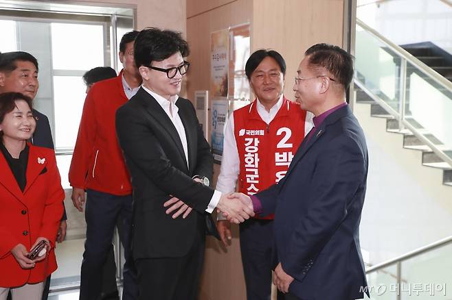 한훈 국민의힘 대표가 인천 강화군 김찬호 은혜교회 목사를 예방하고 있다. (사진=국민의힘 제공) 2024.10.10.  *재판매 및 DB 금지