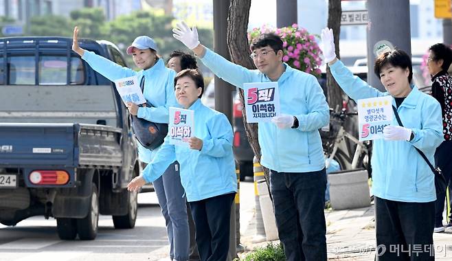 [영광=뉴시스] 김혜인 기자 = 10·16 전남 영광군수 재선거 사전투표를 하루 앞둔 10일 오전 전남 영광군 터미널 사거리에서 진보당 이석하 영광군수 후보의 선거운동원들이 지지를 호소하고 있다. 2024.10.10. hyein0342@newsis.com /사진=