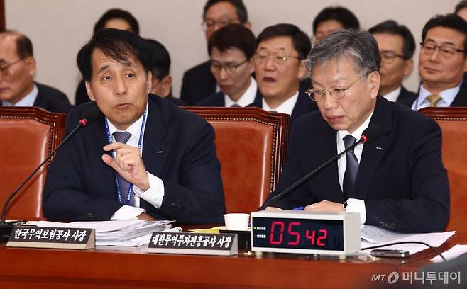 장영진 한국무역보험공사 사장(왼쪽)과 유정열 대한무역투자진흥공사(KOTRA) 사장이 11일 오전 서울 여의도 국회 산업통상자원중소벤처기업위원회에서 열린 대한무역투자진흥공사·한국무역보험공사 등에 대한 국정감사에 출석해 자리하고 있다. 2024.10.11/뉴스1  Copyright (C) 뉴스1. All rights reserved. 무단 전재 및 재배포,  AI학습 이용 금지.