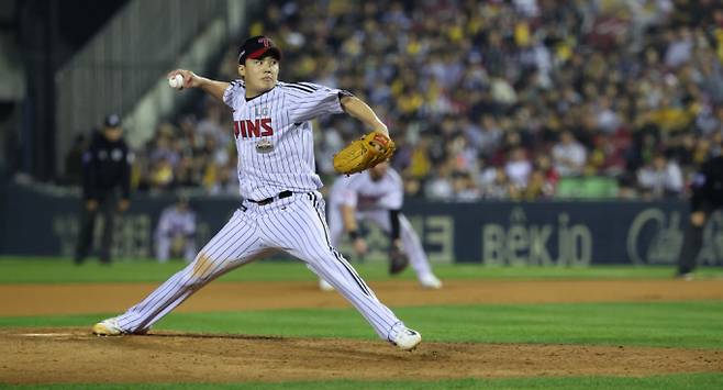 LG트윈스가 11일 오후 서울 잠실야구장에서 열린 KT위즈와의 2024 KBO 포스트시즌 준플레이오프 5차전에서 4-1로 승리한 후 환호하고 있다. 사진은 LG 선발 임찬규가 역투하는 모습. /사진=뉴시스