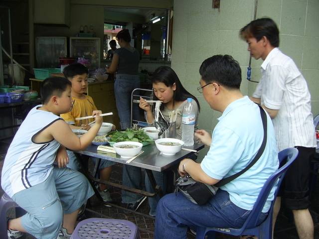한식은 한국에서 제일 맛있게 만들 듯이, 베트남 음식 역시 베트남 현지에서 먹는 게 제일 맛있는 것 같다. 숙소 근처 식당에서 먹었던 쌀국수보다 더 맛있는 쌀국수를 아직 먹어보지 못했다./신양란 작가