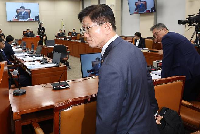 김문수 고용노동부 장관이 10일 국회 환경노동위원회의 고용노동부 대상 국정감사에서 증인 철회 안건이 가결된 뒤 퇴장하고 있다. [연합]