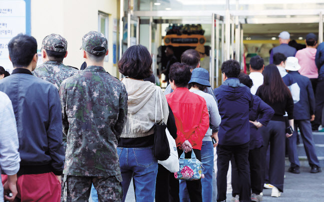 10·16 재·보궐선거 사전투표 첫날인 11일 오전 전남 영광군청소년문화센터에 마련된 사전투표소에서 유권자들이 사전투표를 하기 위해 기다리고 있다. [연합]