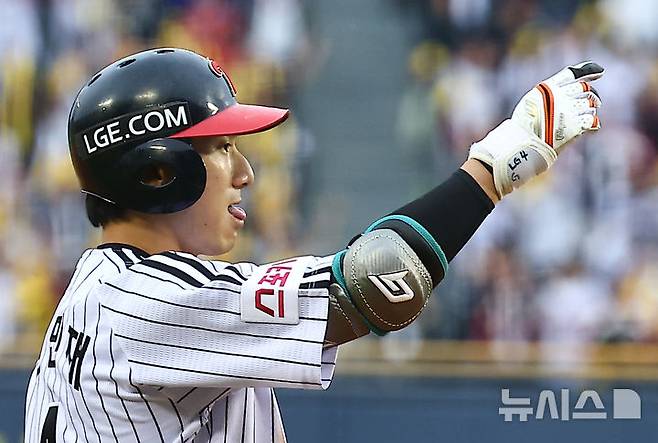 [서울=뉴시스] 김근수 기자 =  6일 오후 서울 송파구 잠실야구장에서 열린 2024 프로야구 준플레이오프 2차전 kt 위즈와 LG 트윈스의 경기, 6회말 1사 만루에서 LG 신민재가 좌익수 앞 안타를 날린 후 실책을 틈타 3루까지 진루하고 있다. 2024.10.06. ks@newsis.com