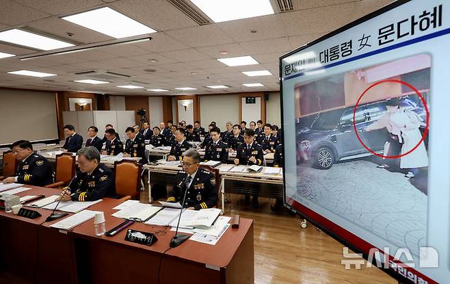 [서울=뉴시스] 김진아 기자 = 조지호 경찰청장이 11일 서울 서대문구 경찰청사에서 열린 경찰청, 한국도로교통공단에 대한 국회 행정안전위원회의 국정감사에서 문재인 전 대통령의 딸 다혜 씨의 음주 운전 관련 질의를 듣고 있다. 2024.10.11. bluesoda@newsis.com