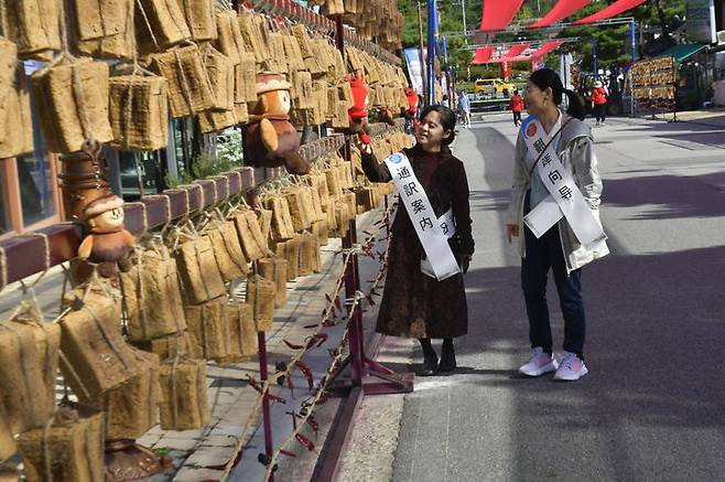 [순창=뉴시스] 김종효 기자 = 11일 전북 순창 고추장민속마을 거리에서 열린 '제19회 순창장류축제'에서 관광객들이 전시된 메주를 살펴보고 있다. (사진=순창군청 제공) 2024.10.11. photo@newsis.com  *재판매 및 DB 금지