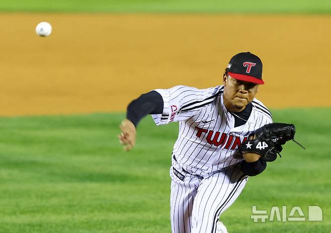 [서울=뉴시스] 전신 기자 = 11일 서울 송파구 잠실야구장에서 열린 2024 KBO 포스트시즌 준플레이오프 5차전 kt 위즈와 LG 트윈스의 경기에서 9회초 LG 에르난데스가 역투하고 있다. 2024.10.11. photo1006@newsis.com