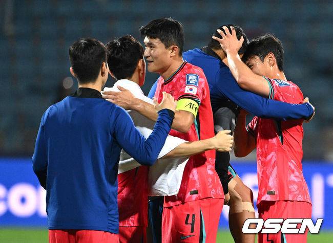 [OSEN=암만(요르단), 손용호 기자] 10일 오후(한국시간) 요르단 암만 국제경기장에서 2026 국제축구연맹(FIFA) 북중미월드컵 아시아 3차 예선 B조 3차전 한국과 요르단의 경기가 열렸다.다득점에서 앞선 요르단(1승1무, 4골)이 조 선두, 한국(1승1무, 3골)은 2위다. 한국이 조 선두를 탈환하려면 반드시 요르단을 잡아야 한다. 2024.10.10 /spjj@osen.co.kr[OSEN=암만(요르단), 손용호 기자] 주장 손흥민(32, 토트넘 홋스퍼)이 없어도, 연이어 부상 악재가 닥쳐도&nbsp;충분히 강했다.&nbsp;홍명보호가 요르단 원정에서&nbsp;완승을 거두며 2023 카타르 아시안컵&nbsp;설욕에 성공했다.&nbsp;홍명보 감독이 지휘하는 축구대표팀은 10일 오후 11시(한국시간) 요르단 암만국제경기장에서 개최된&nbsp;‘2026 북중미 월드컵 아시아지역 3차 예선 3차전’에서 요르단을 2-0으로 꺾었다.경기 종료 후 한국 김민재가 동료들과 승리의 기쁨을 나누고 있다. 2024.10.10 /spjj@osen.co.kr