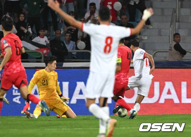 [OSEN=암만(요르단), 손용호 기자] 10일 오후(한국시간) 요르단 암만 국제경기장에서 2026 국제축구연맹(FIFA) 북중미월드컵 아시아 3차 예선 B조 3차전 한국과 요르단의 경기가 열렸다.다득점에서 앞선 요르단(1승1무, 4골)이 조 선두, 한국(1승1무, 3골)은 2위다. 한국이 조 선두를 탈환하려면 반드시 요르단을 잡아야 한다. 2024.10.10 /spjj@osen.co.kr[OSEN=암만(요르단), 손용호 기자] 주장 손흥민(32, 토트넘 홋스퍼)이 없어도, 연이어 부상 악재가 닥쳐도&nbsp;충분히 강했다.&nbsp;홍명보호가 요르단 원정에서&nbsp;완승을 거두며 2023 카타르 아시안컵&nbsp;설욕에 성공했다.&nbsp;홍명보 감독이 지휘하는 축구대표팀은 10일 오후 11시(한국시간) 요르단 암만국제경기장에서 개최된&nbsp;‘2026 북중미 월드컵 아시아지역 3차 예선 3차전’에서 요르단을 2-0으로 꺾었다.후반 한국 조현우가 요르단의 공격을 막고 있다. 2024.10.10 /spjj@osen.co.kr