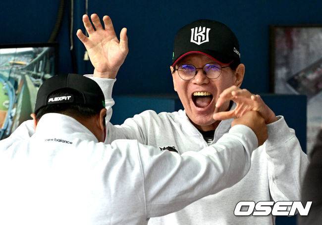 [OSEN=잠실, 최규한 기자] 프로야구&nbsp;KT 위즈의 가을 마법이 계속됐다. KT는 역대 최초로 와일드카드 결정전에서 업셋을 만들며 준플레이오프에 진출했다. KT는&nbsp;3일 서울 잠실구장에서 열린 2024 KBO리그 와일드카드 결정전 2차전에서&nbsp;두산에 1-0으로 승리했다. 역대 최초 '5위 결정전'을 치르며 천신만고 끝에 와일드카드 결정전에 진출한 KT는 1차전 4-0 승리에 이어 2차전까지 이기며 2015년 와일드카드 도입 이후 5위가 4위를 꺾고 준플레이오프에 진출하는 최초 기록까지 만들었다.&nbsp;KT는 오는 5일 LG와 준플레이오프(5전3선승제)를 치른다.&nbsp;승리를 확정지은 KT 이강철 감독이 김태균 수석코치를 비롯한 코칭스태프와 기뻐하고 있다. 2024.10.03 / dreamer@osen.co.kr