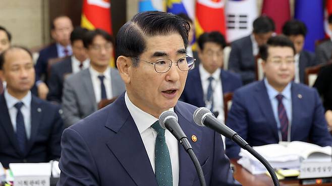 8일 서울 용산구 국방부에서 열린 국정감사에서 업무 보고를 하고 있는 김용현 국방부 장관