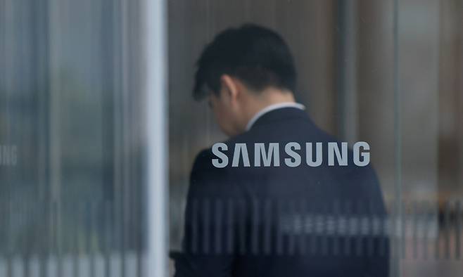 서울 삼성전자 서초사옥에 직원들이 출입하고 있다. 뉴스1