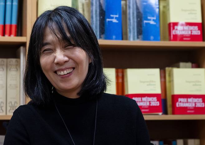 지난해 11월&nbsp;장편&nbsp;‘작별하지 않는다’로 프랑스 4대 문학상 중 하나인 메디치 외국문학상을 받은 후 인터뷰하는 모습.&nbsp; &nbsp; 뉴스1