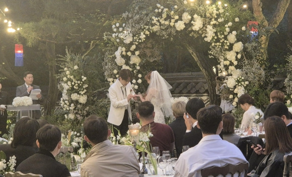 현아·용준형 결혼식 - 가수 현아와 용준형이 11일 오후 서울 성북구 삼청각에서 열린 결혼식에서 반지를 교환하고 있다. 2024.10.11 연합뉴스