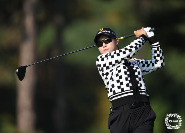 정윤지가 KLPGA 투어 동부건설·한국토지신탁 챔피언십 2라운드 2번 홀에서 티샷을 날리고 있다. 사진 제공=KLPGA