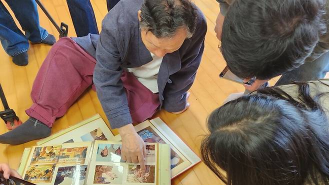 노벨문학상 수상자 한강의 아버지인 원로 소설가 한승원이 11일 자신의 집필실인 전남 장흥군 안양면 '해산 토굴'에서 한강 작가의 성장기 시절이 담긴 가족사진을 공개하고 있다. ⓒ시사저널 정성환