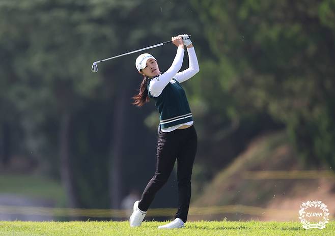 이가영이 11일 전북 익산시 익산CC에서 열린 KLPGA 투어 동부건설 한국토지신탁 챔피언십 2라운드 1번홀에서 세컨샷을 하고 있다. ｜KLPGA 제공